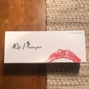 Lip plumping device
